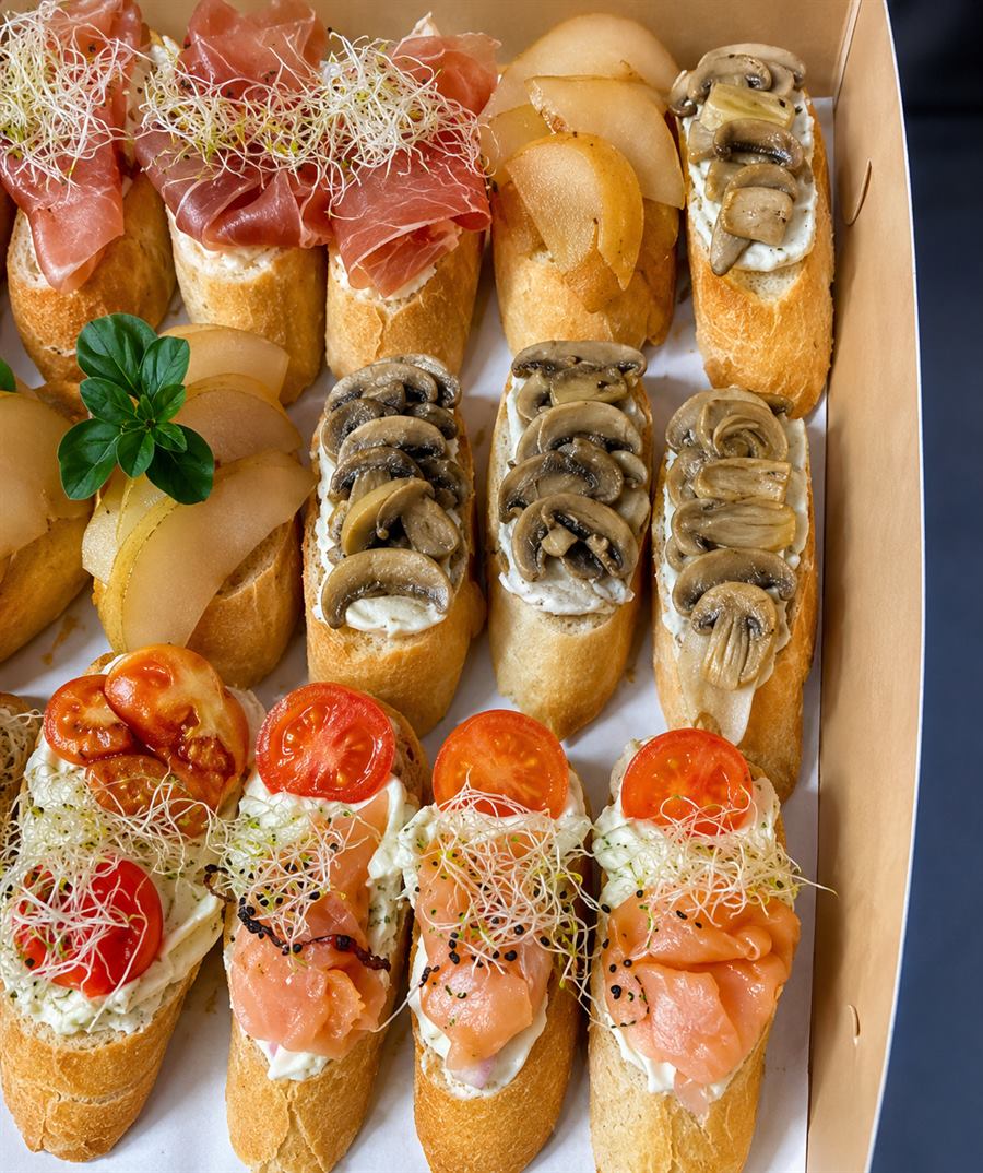 Bruschettas surtidas de jamón crudo, hongos y salmón